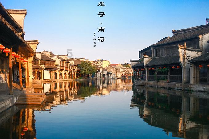 都是素颜参加同学聚会，章子怡五官很一般，并没觉得多漂亮，反倒秦海璐颜值很高很瘦！